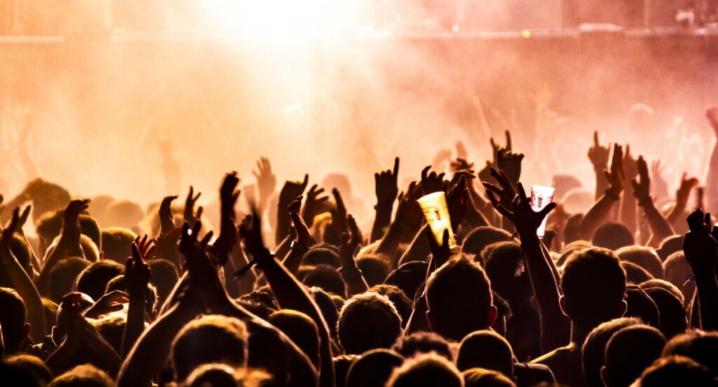 Feest tips in de praktijk: volle dansvloer met publiek tijdens een feest van DJ Arjan